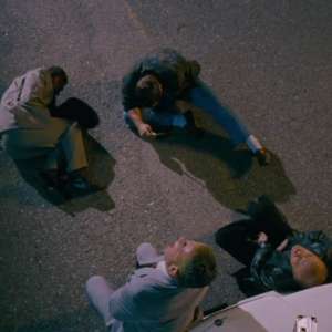 Sivi kamion crvene boje - 1