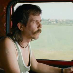 Sivi kamion crvene boje - 7